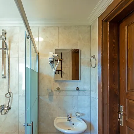 Sandal Hotel *